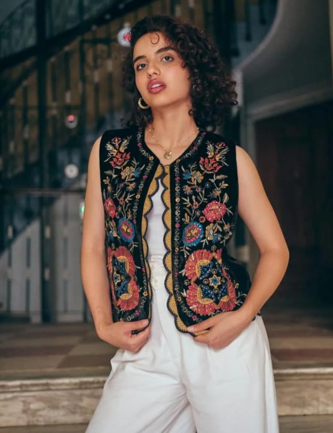 Women's Floral Embroidered Vest Boho Vintage Sleeveless Open Front Crop Cardigan Waistcoat
